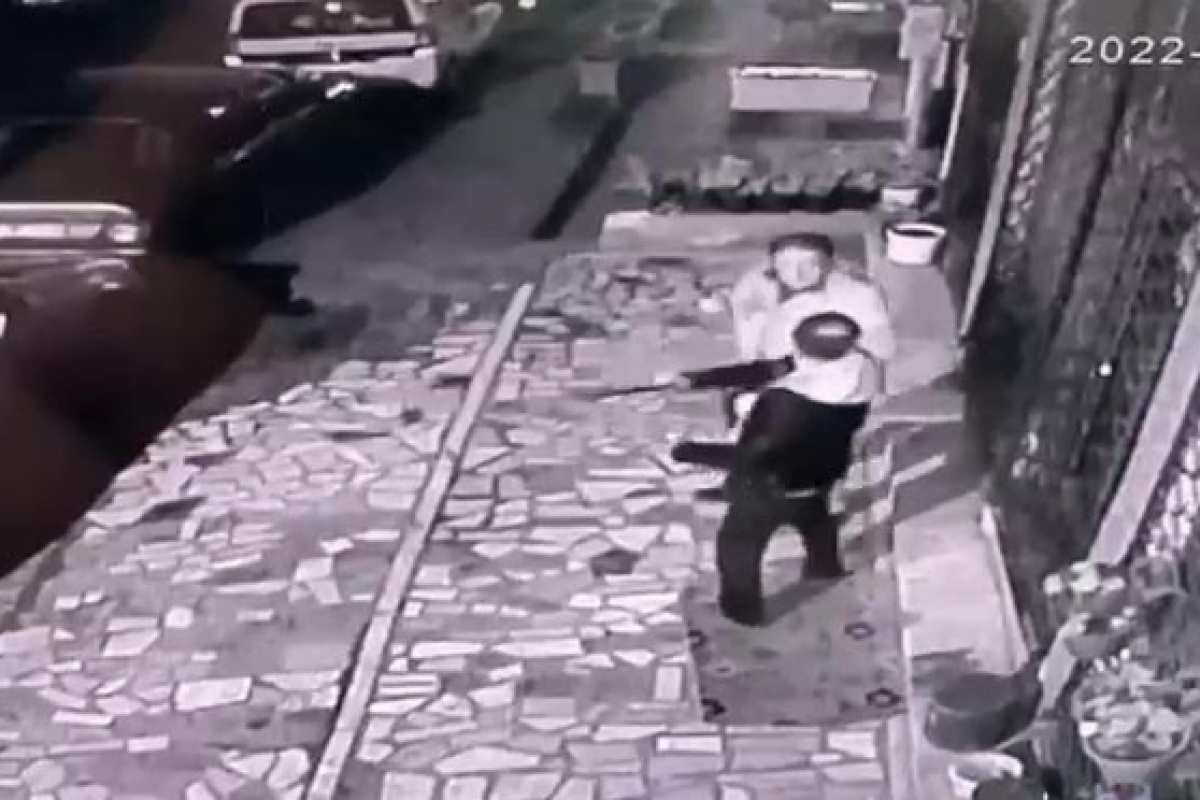 Döner bıçağıyla saldırdı, sonra ailesinin yaşadığı evi taşladı