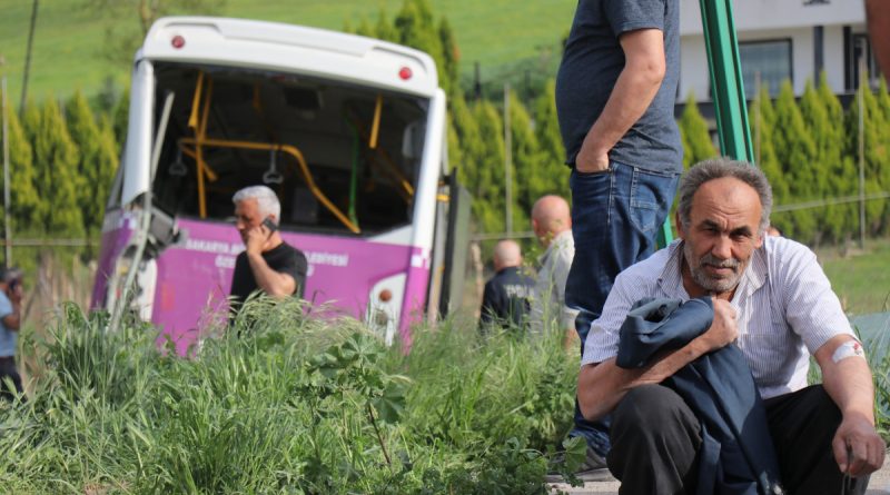 Durakta yolcu indirirken dehşeti yaşadılar: 11 yaralı