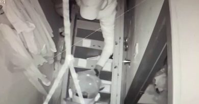 Duvarı delip girdikleri mağazadan 450 bin liralık ürün çaldılar