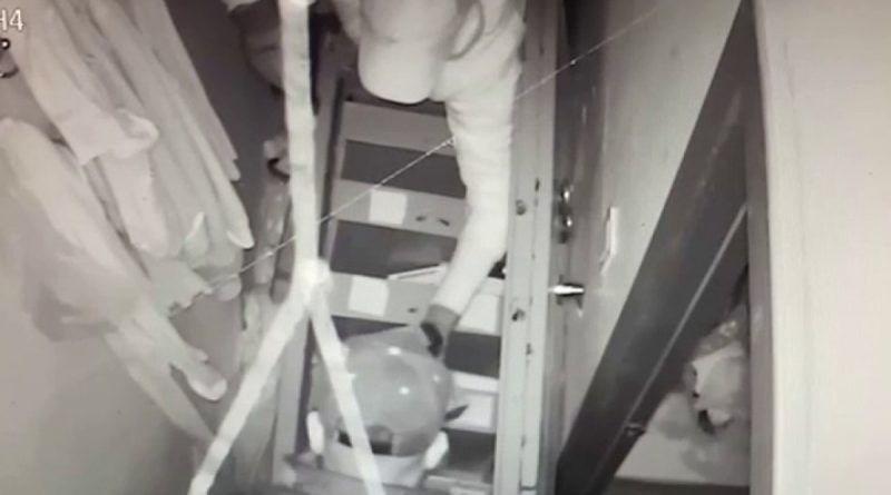 Duvarı delip girdikleri mağazadan 450 bin liralık ürün çaldılar