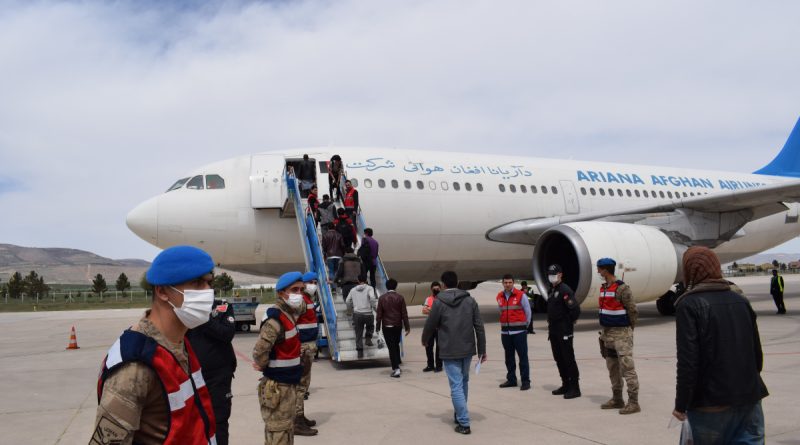 Düzensiz göçmenler sınır dışı ediliyor