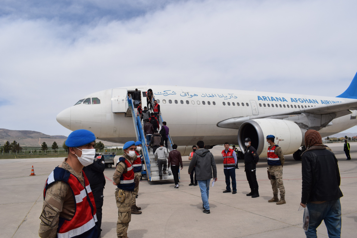 Düzensiz göçmenler sınır dışı ediliyor