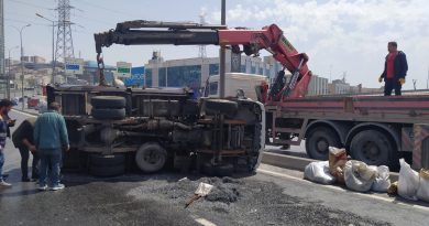 E-5 karayolunda metal yüklü kamyon devrildi