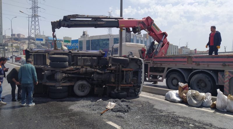 E-5 karayolunda metal yüklü kamyon devrildi