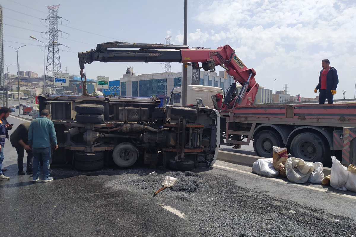 E-5 karayolunda metal yüklü kamyon devrildi