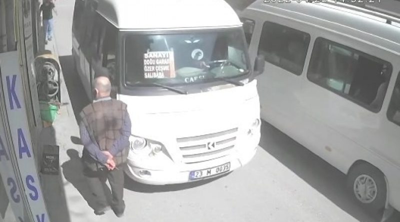 Elazığ’da ilginç kaza kameralara yansıdı