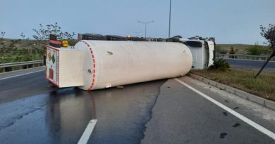 Elazığ’da oksijen yüklü tanker yan yattı: 1 yaralı