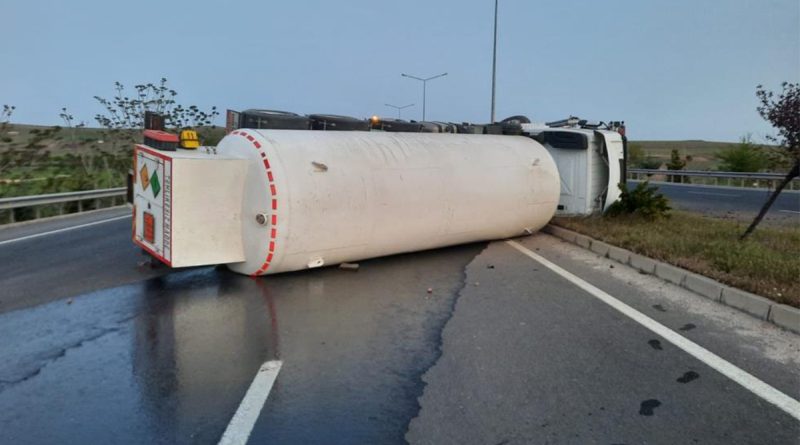 Elazığ’da oksijen yüklü tanker yan yattı: 1 yaralı