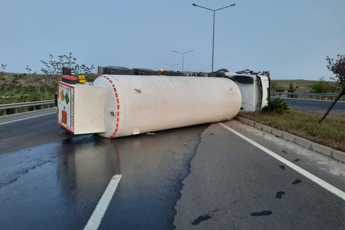 Elazığ’da oksijen yüklü tanker yan yattı: 1 yaralı