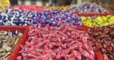 Eminönü’nde rengarenk şeker ve lokumlar tezgahlardaki yerini aldı