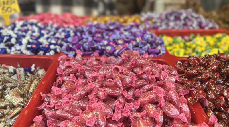Eminönü’nde rengarenk şeker ve lokumlar tezgahlardaki yerini aldı