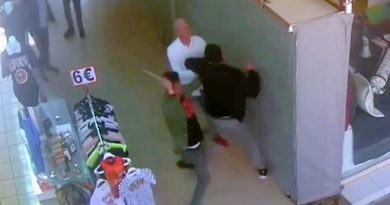 Esnaf genci önce sözle taciz, sonra annesinin yanında demir sopalarla hastanelik ettiler