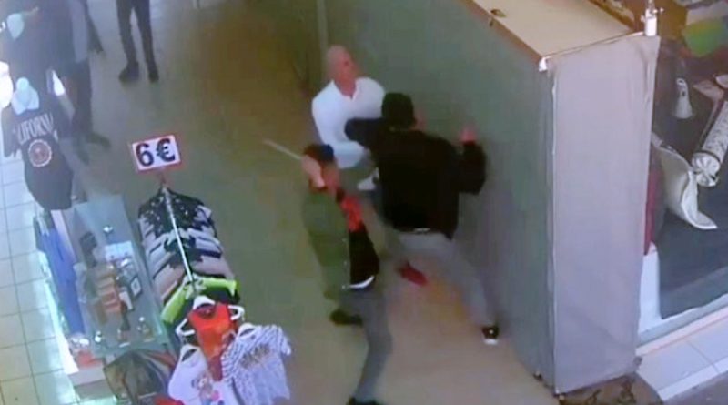 Esnaf genci önce sözle taciz, sonra annesinin yanında demir sopalarla hastanelik ettiler