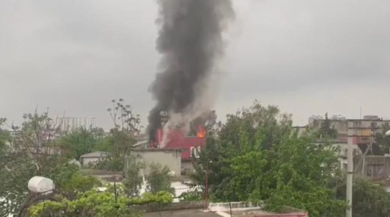 Esrarengiz evin yanında bulunan evde çıkan yangın korkuttu