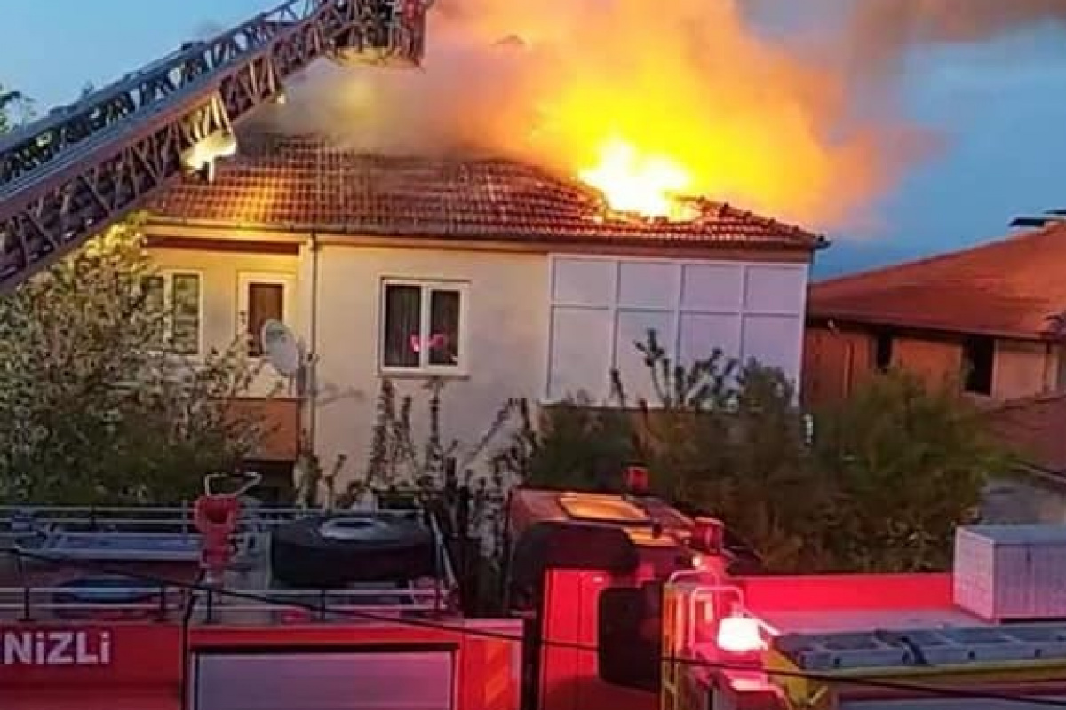Evin çatısı alev alev yandı !