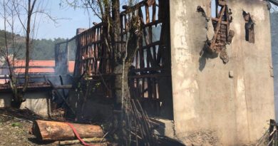 Evin önünde yakılan ateş, ev ve eklentilerini kül etti