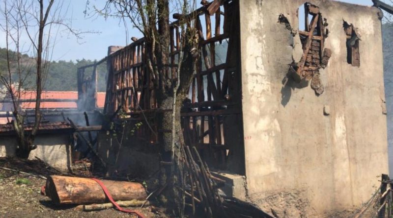Evin önünde yakılan ateş, ev ve eklentilerini kül etti