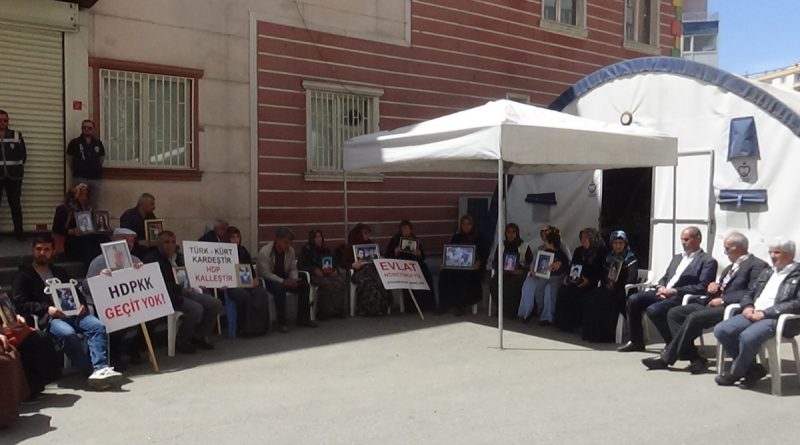 Evlat nöbetindeki baba, oğlunu HDP’den istiyor