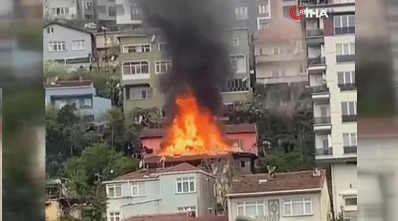 Eyüpsultan’da binanın çatısı alev alev yandı
