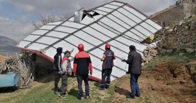 Fırtınada evin üzerine uçan ağılın çatısı AFAD tarafından kaldırıldı