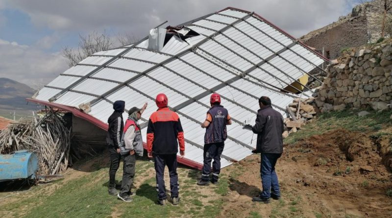Fırtınada evin üzerine uçan ağılın çatısı AFAD tarafından kaldırıldı