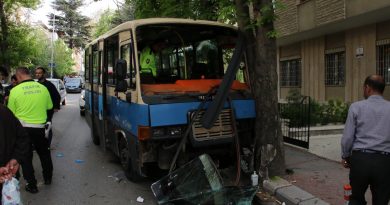 Freni arızalanan minibüs ağaca çarptı: 5 yaralı