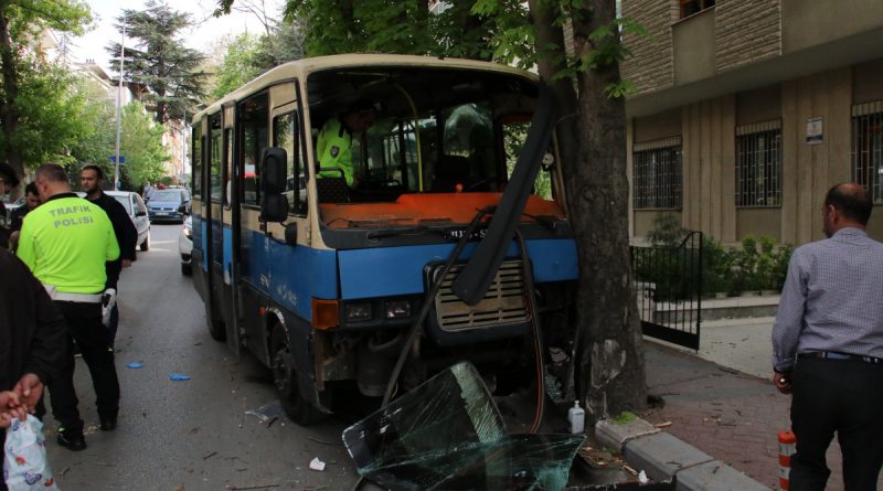 Freni arızalanan minibüs ağaca çarptı: 5 yaralı