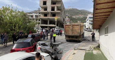 Freni boşalan hafriyat kamyonu 8 araca hasar verdi