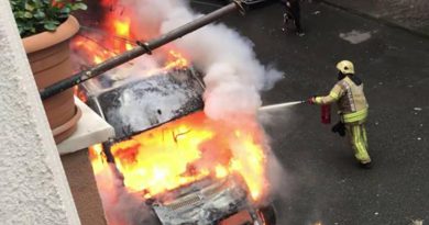 Gaziosmanpaşa’da park halindeki servis minibüsü ateş ateş yandı