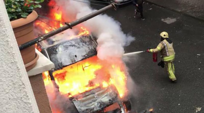 Gaziosmanpaşa’da park halindeki servis minibüsü ateş ateş yandı