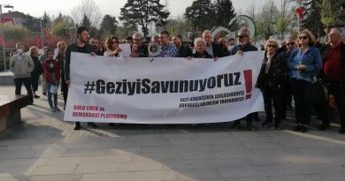 Gezi davası eylemine Türk bayraklı tepki