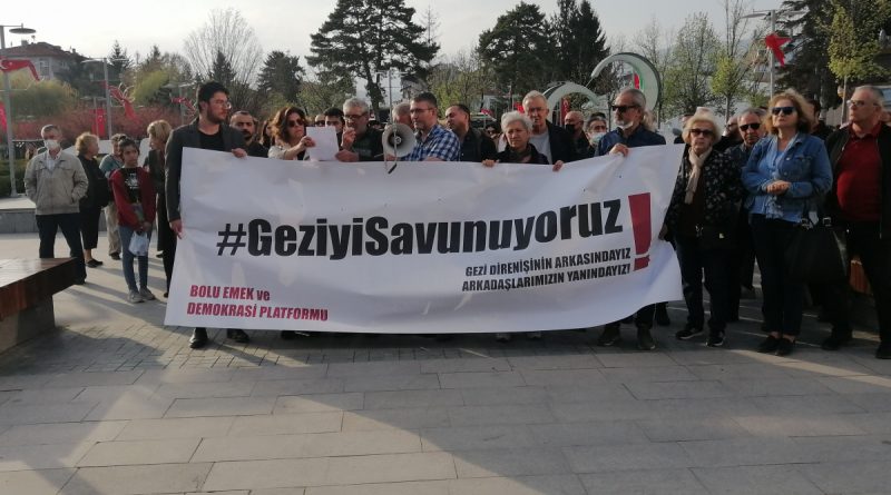 Gezi davası eylemine Türk bayraklı tepki