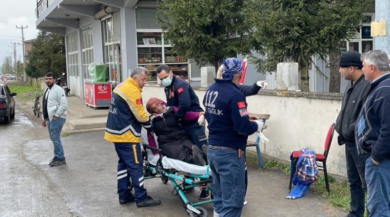 Hafif ticari vasıta otomobille kafa kafaya çarpıştı: 2 yaralı