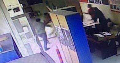 Hekim, kargo firması çalışanlarını darp etti