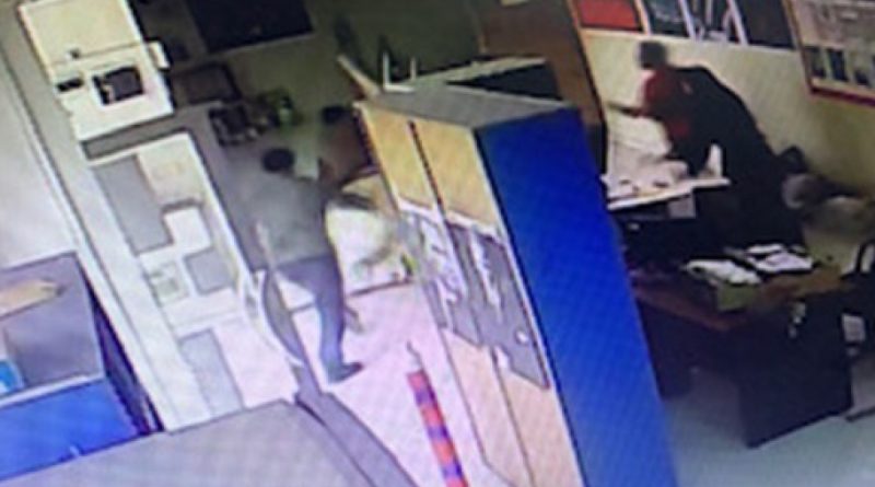 Hekim, kargo firması çalışanlarını darp etti