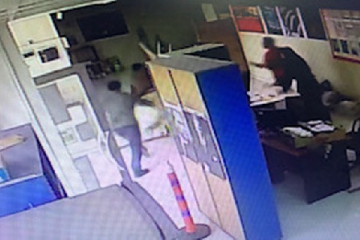 Hekim, kargo firması çalışanlarını darp etti