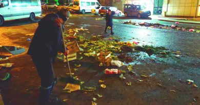 Her pazarda benzer görünüm: Tonlarca çöpün çilesini temizlikçiler çekiyor