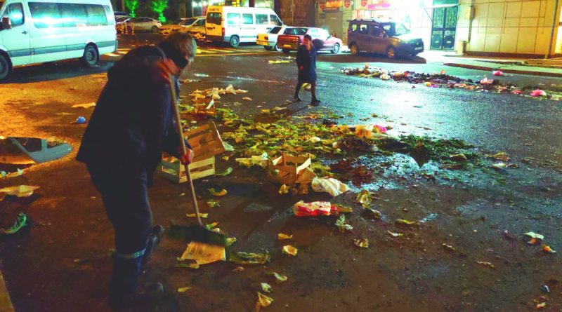 Her pazarda benzer görünüm: Tonlarca çöpün çilesini temizlikçiler çekiyor