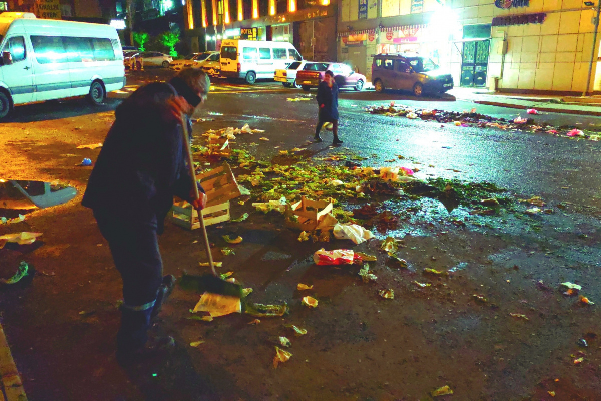 Her pazarda benzer görünüm: Tonlarca çöpün çilesini temizlikçiler çekiyor