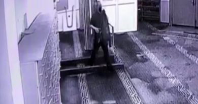 Hırsız beğenmediği ayakkabıyı diğeriyle değiştirdi