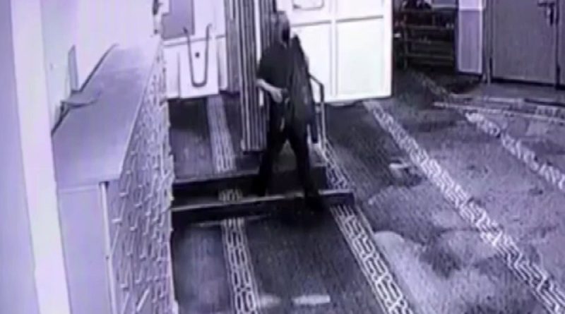 Hırsız beğenmediği ayakkabıyı diğeriyle değiştirdi