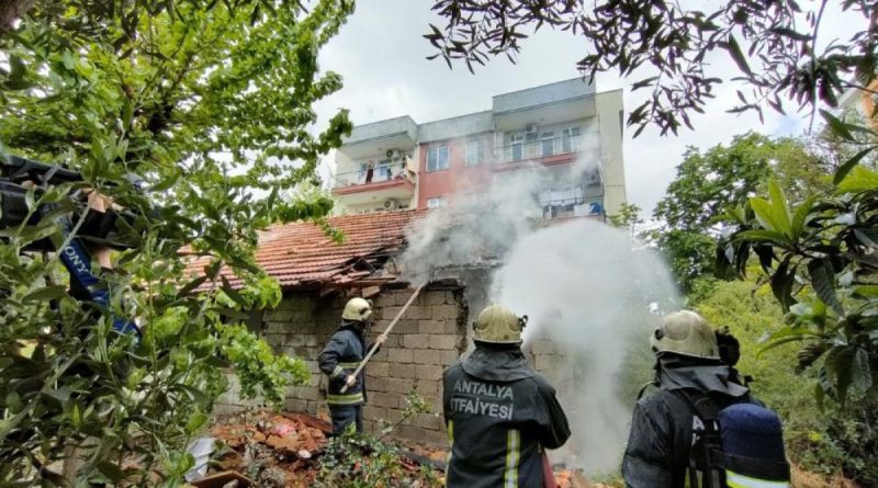 Hırsızlar önce soydu, sonra yaktı