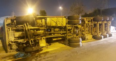 Hurda yüklü tır devrildi, kabinde sıkışan sürücü yaralandı