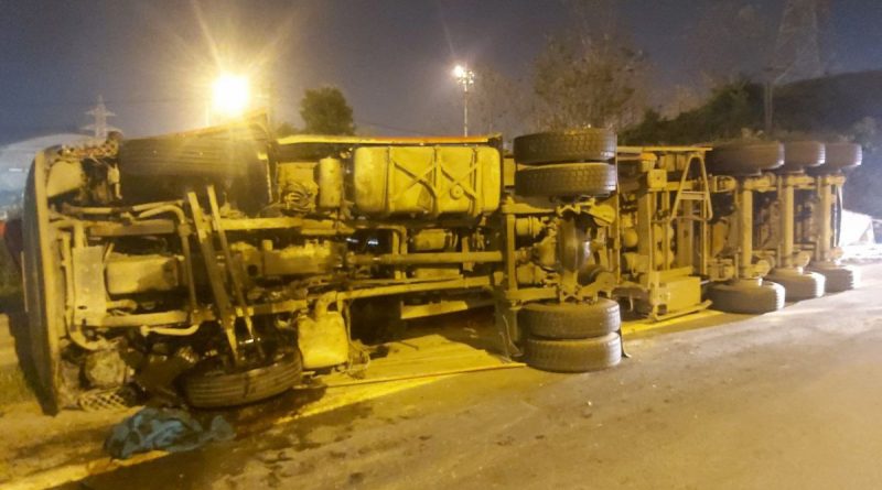 Hurda yüklü tır devrildi, kabinde sıkışan sürücü yaralandı