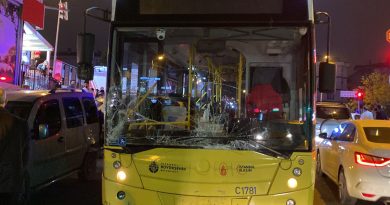 İETT otobüsü park halinde bulunan araca çarptı: 2 yaralı