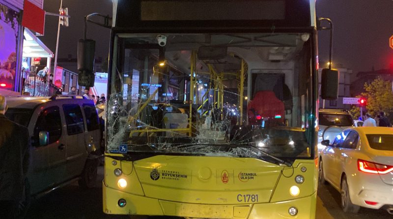 İETT otobüsü park halinde bulunan araca çarptı: 2 yaralı