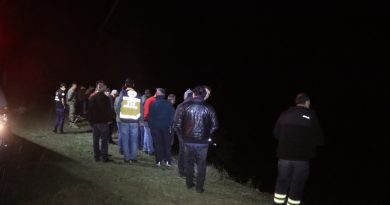 İki otomobil çaya düştü: 1 ölü, 2 yaralı, 2 kayıp