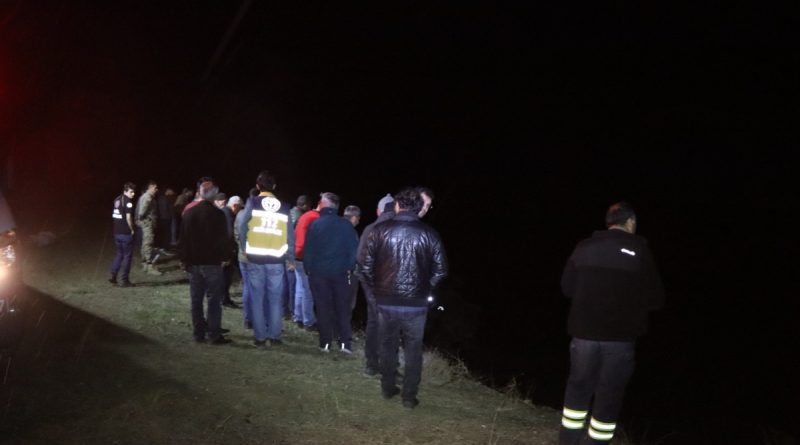 İki otomobil çaya düştü: 1 ölü, 2 yaralı, 2 kayıp