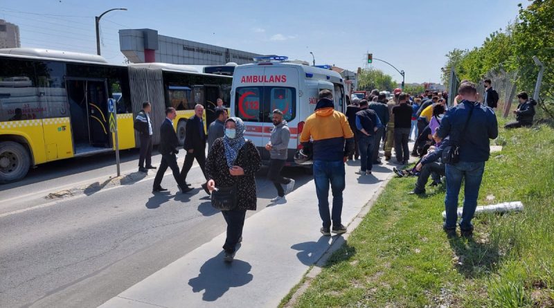 İkitelli’de İETT otobüsünün karıştığı zincirleme trafik kazasında bazı yolcular yaralandı