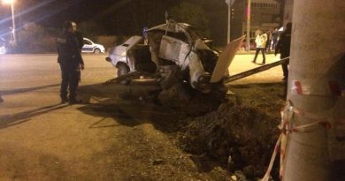 Işık ihlali yapan kamyon otomobili hurdaya çevirdi